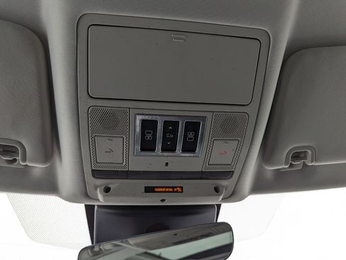 Used 2018 Land Rover Discovery HSE image 28