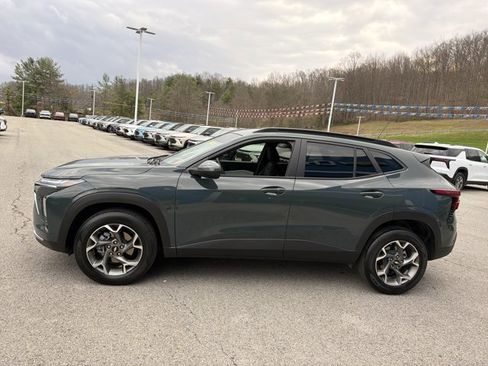 Used 2025 Chevrolet Trax LT w/ LT Convenience Package image 8