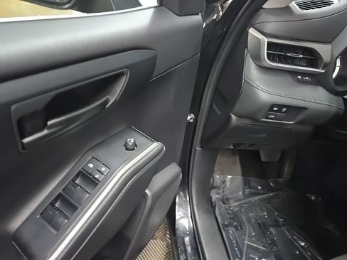 Used 2023 Toyota Highlander LE AWD/4WD image 27