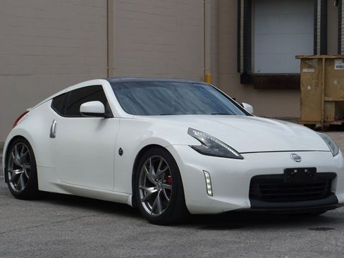 Used 2016 Nissan 370Z Coupe RWD image 3