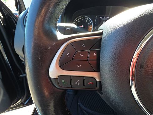 Used 2017 Jeep Renegade Latitude AWD/4WD image 18