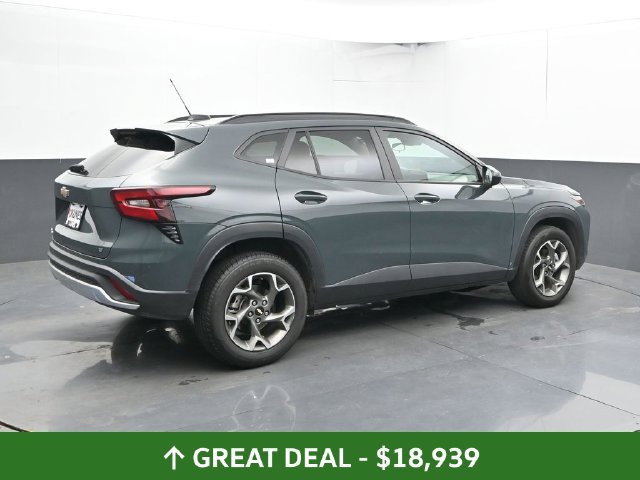 Used 2025 Chevrolet Trax LT FWD image 2