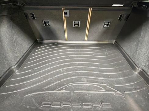 Certified 2025 Porsche Macan image 13