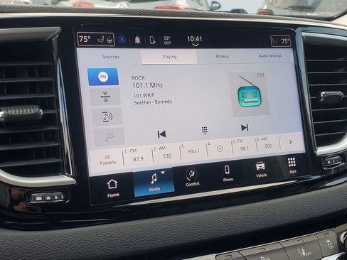 Used 2024 Chrysler Pacifica Touring-L image 25