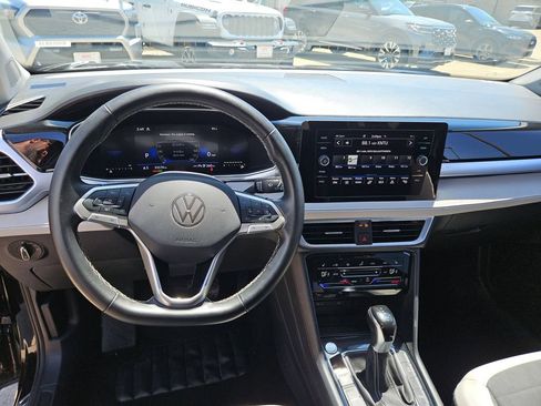 Used 2025 Volkswagen Taos SE AWD/4WD image 17