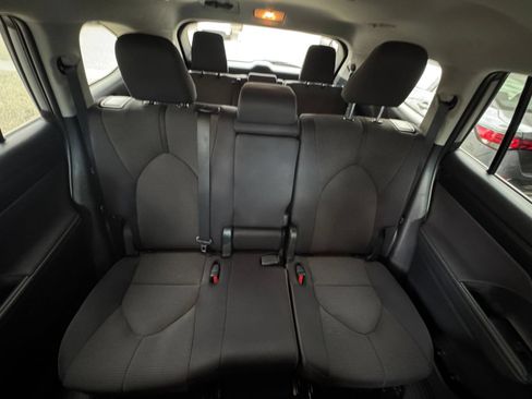 Used 2025 Toyota Highlander LE FWD image 36