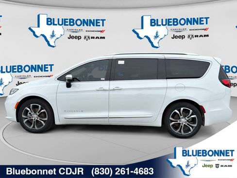 New 2026 Chrysler Pacifica Pinnacle w/ Trailer Tow Group FWD image 7