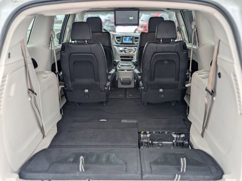 Used 2018 Chrysler Pacifica Touring-L image 48