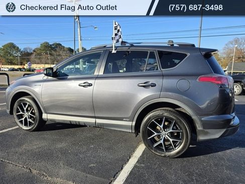 Used 2018 Toyota RAV4 SE image 4