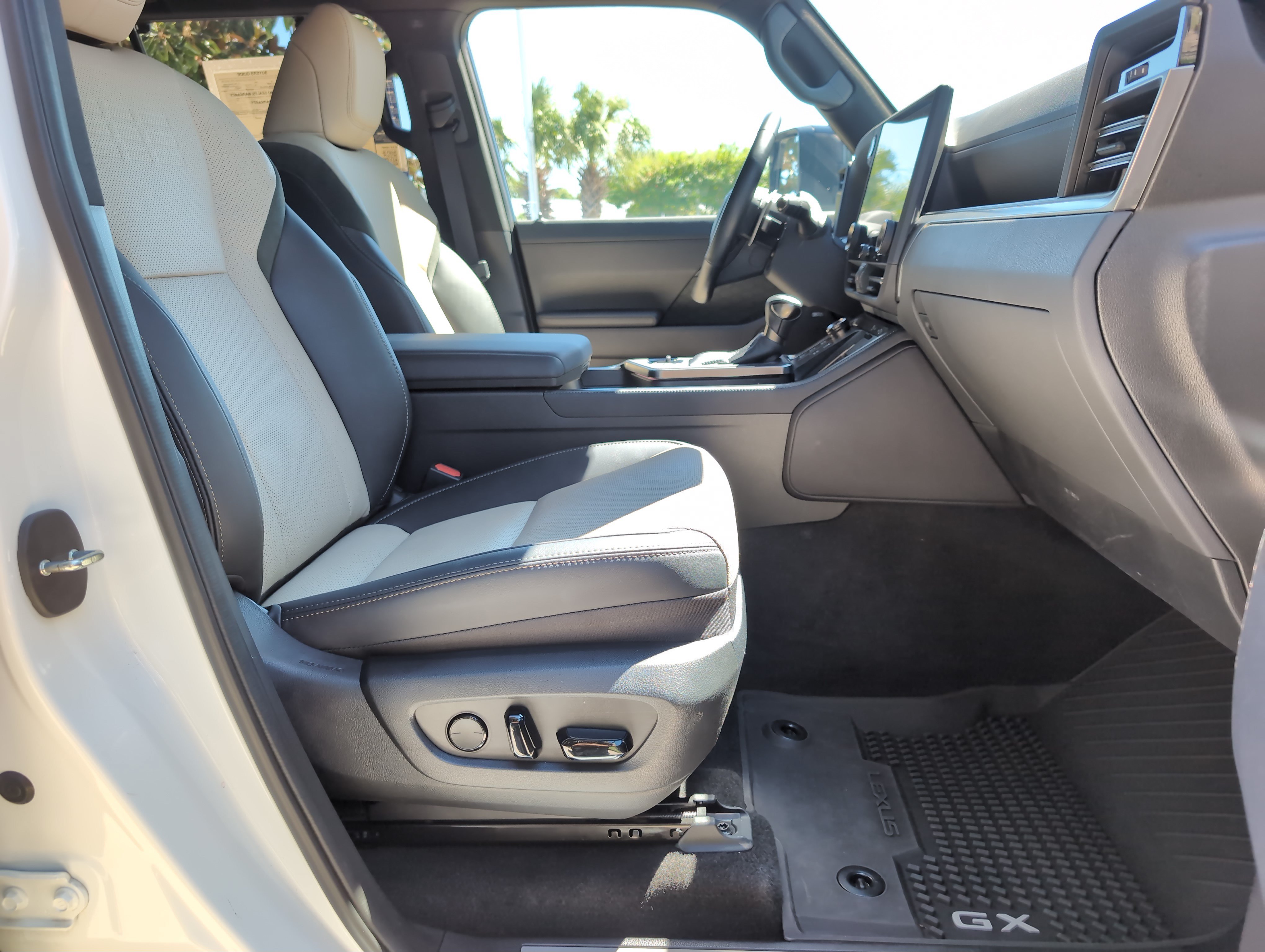 Used 2025 Lexus GX 550 AWD/4WD image 33