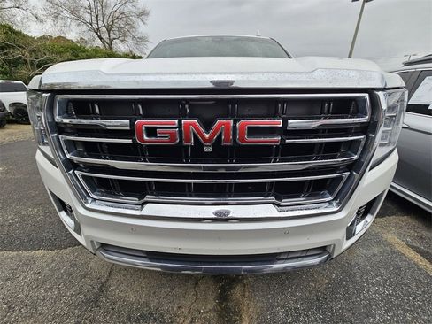 Used 2022 GMC Yukon SLT w/ SLT Premium Package image 2