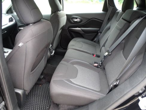 Used 2019 Jeep Cherokee 4WD Latitude w/ Cold Weather Group image 28