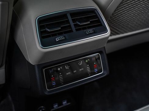 Used 2019 Audi e-tron Prestige w/ Prestige Package AWD/4WD image 32