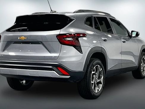 Used 2025 Chevrolet Trax LT FWD image 7