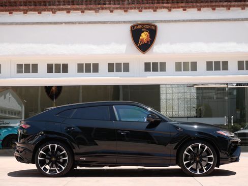 Used 2024 Lamborghini Urus S AWD/4WD image 2