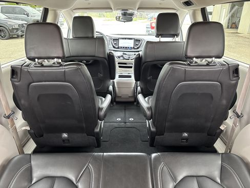 Used 2023 Chrysler Pacifica Touring-L FWD image 8
