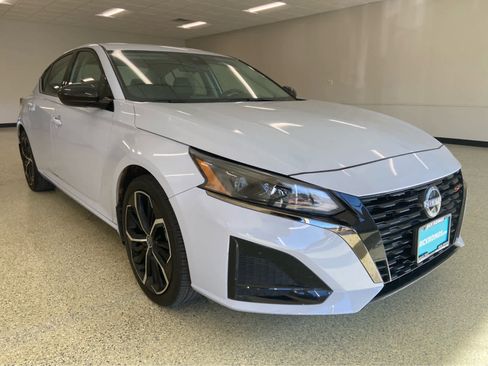 Used 2024 Nissan Altima 2.5 SR image 3