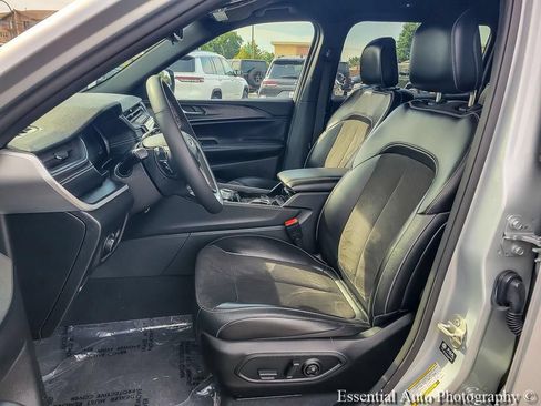 Used 2023 Jeep Grand Cherokee L Laredo AWD/4WD image 16