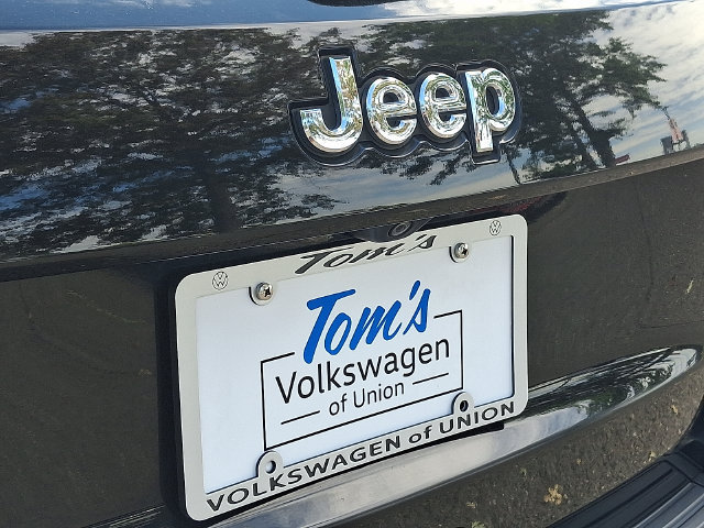 Used 2019 Jeep Grand Cherokee Laredo AWD/4WD image 28