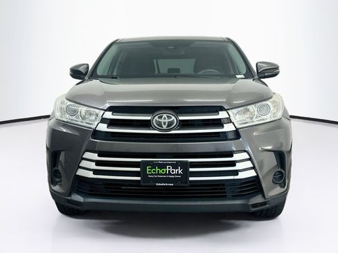 Used 2018 Toyota Highlander LE AWD/4WD image 2