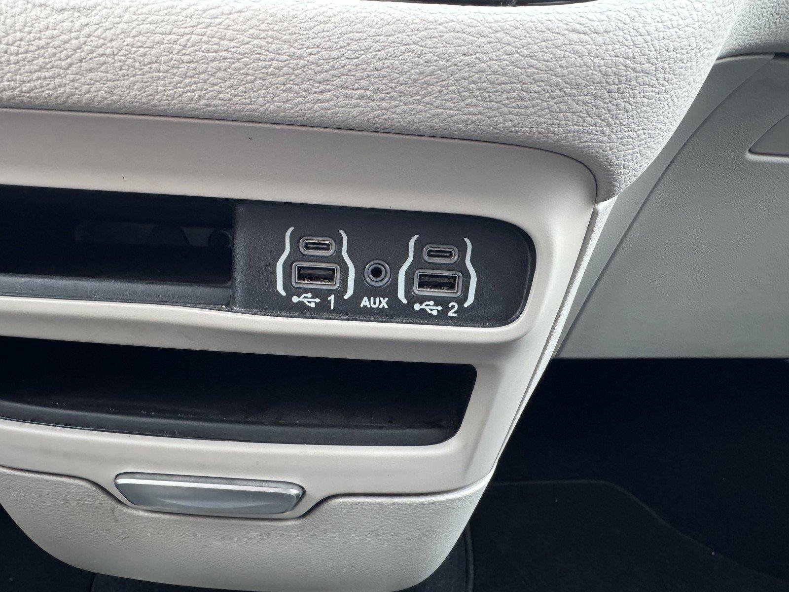Used 2023 Chrysler Pacifica Touring-L FWD image 19