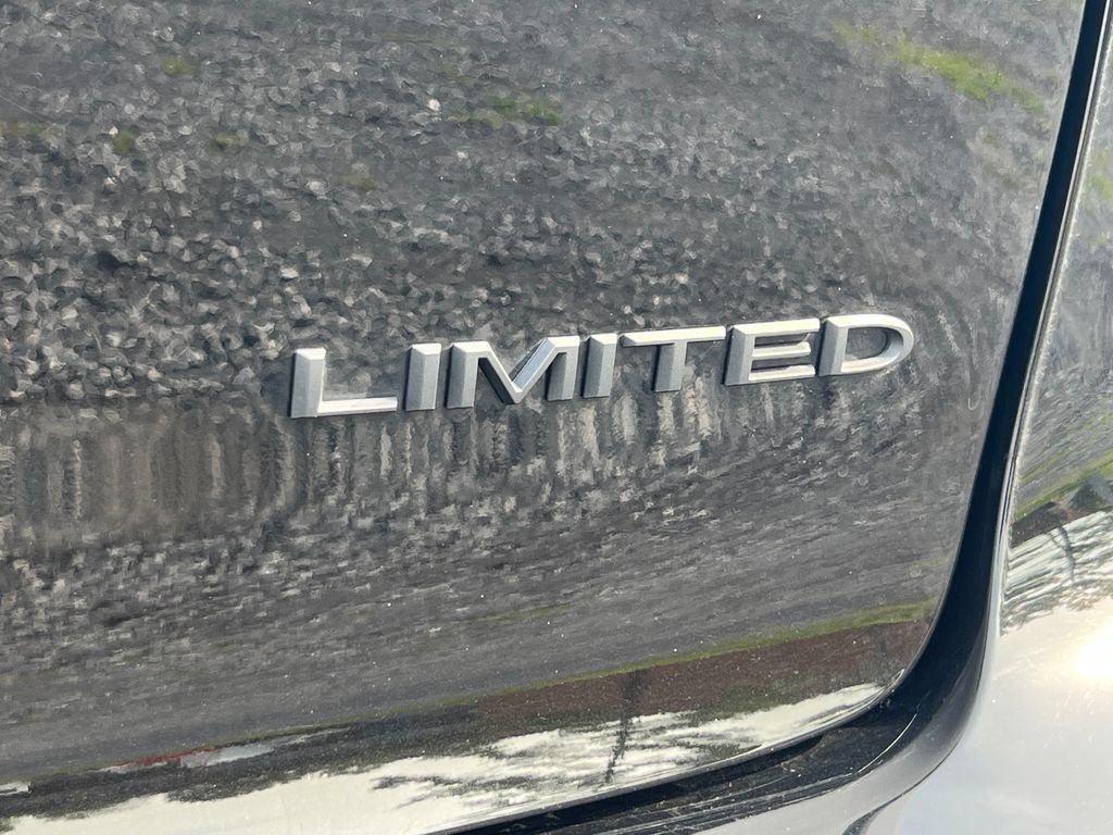 Used 2025 Chrysler Pacifica Limited FWD image 22