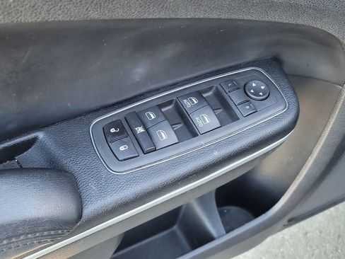 Used 2022 Chrysler 300 Touring L image 16