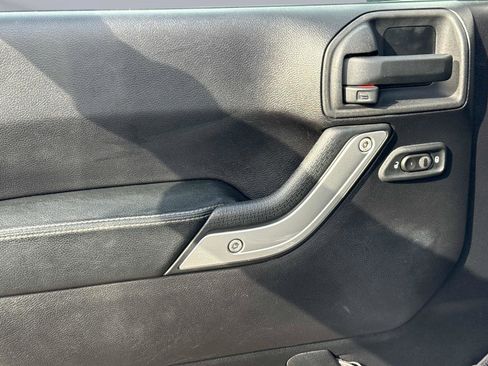 Used 2015 Jeep Wrangler Unlimited Rubicon image 17