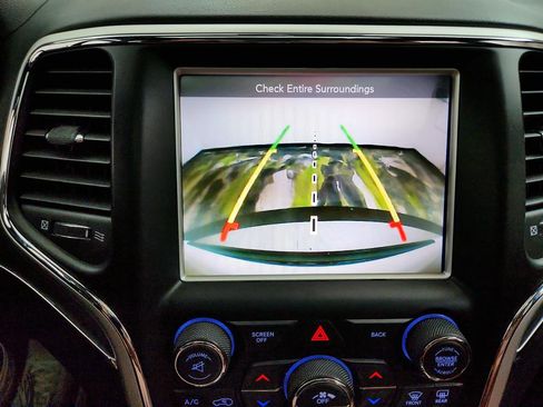 Used 2016 Jeep Grand Cherokee SRT image 21