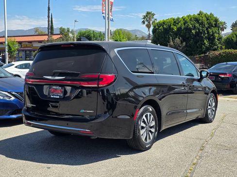 Certified 2024 Chrysler Pacifica Limited FWD image 5
