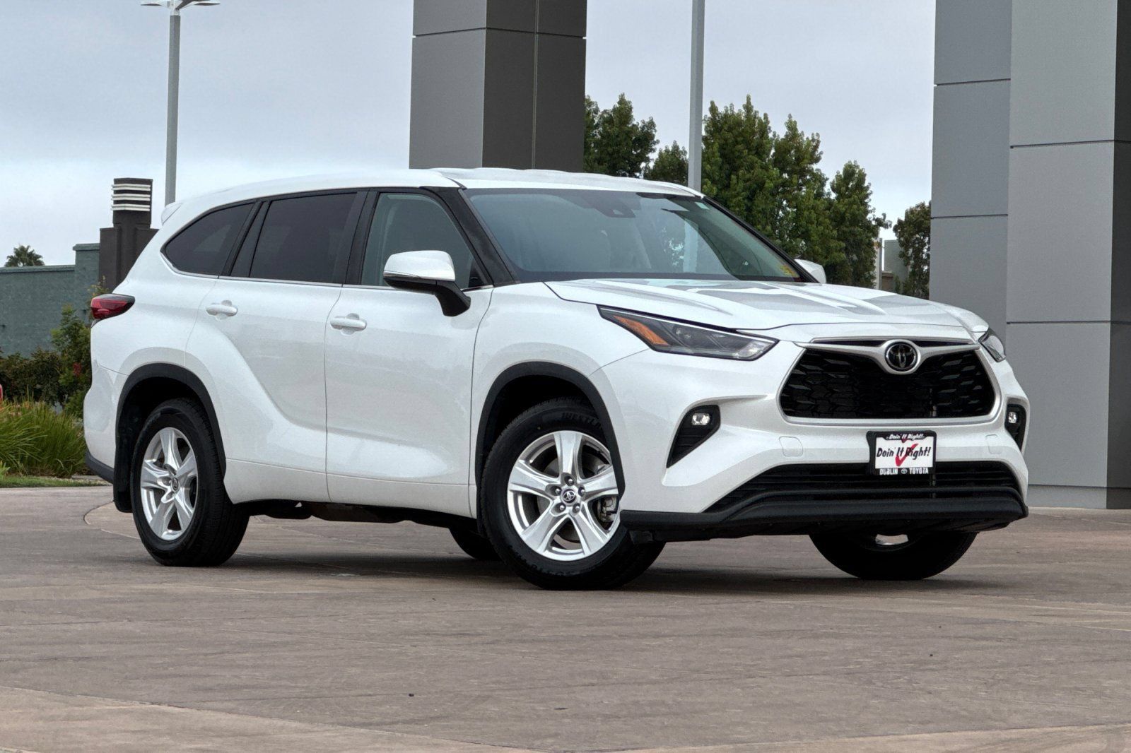 Used 2023 Toyota Highlander LE AWD/4WD image 2