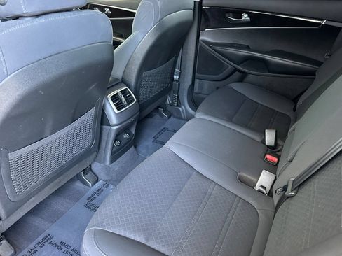 Used 2018 Kia Sorento FWD image 14