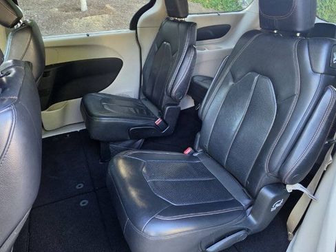 Used 2018 Chrysler Pacifica Touring-L FWD image 10