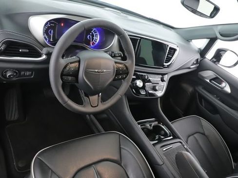 Used 2024 Chrysler Pacifica Premium FWD image 17