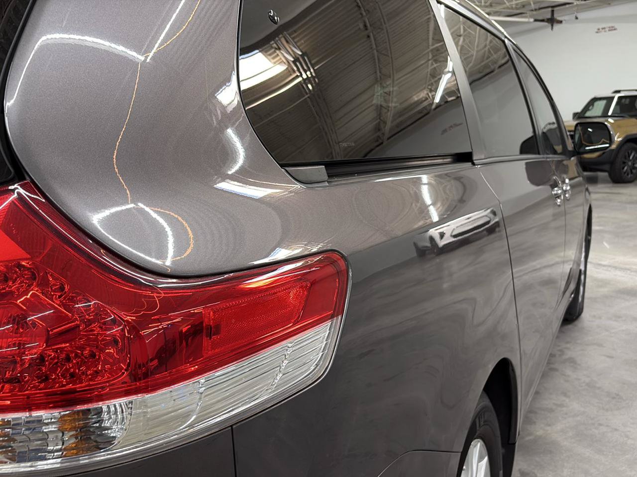 Used 2011 Toyota Sienna XLE w/ Premium Pkg FWD image 8
