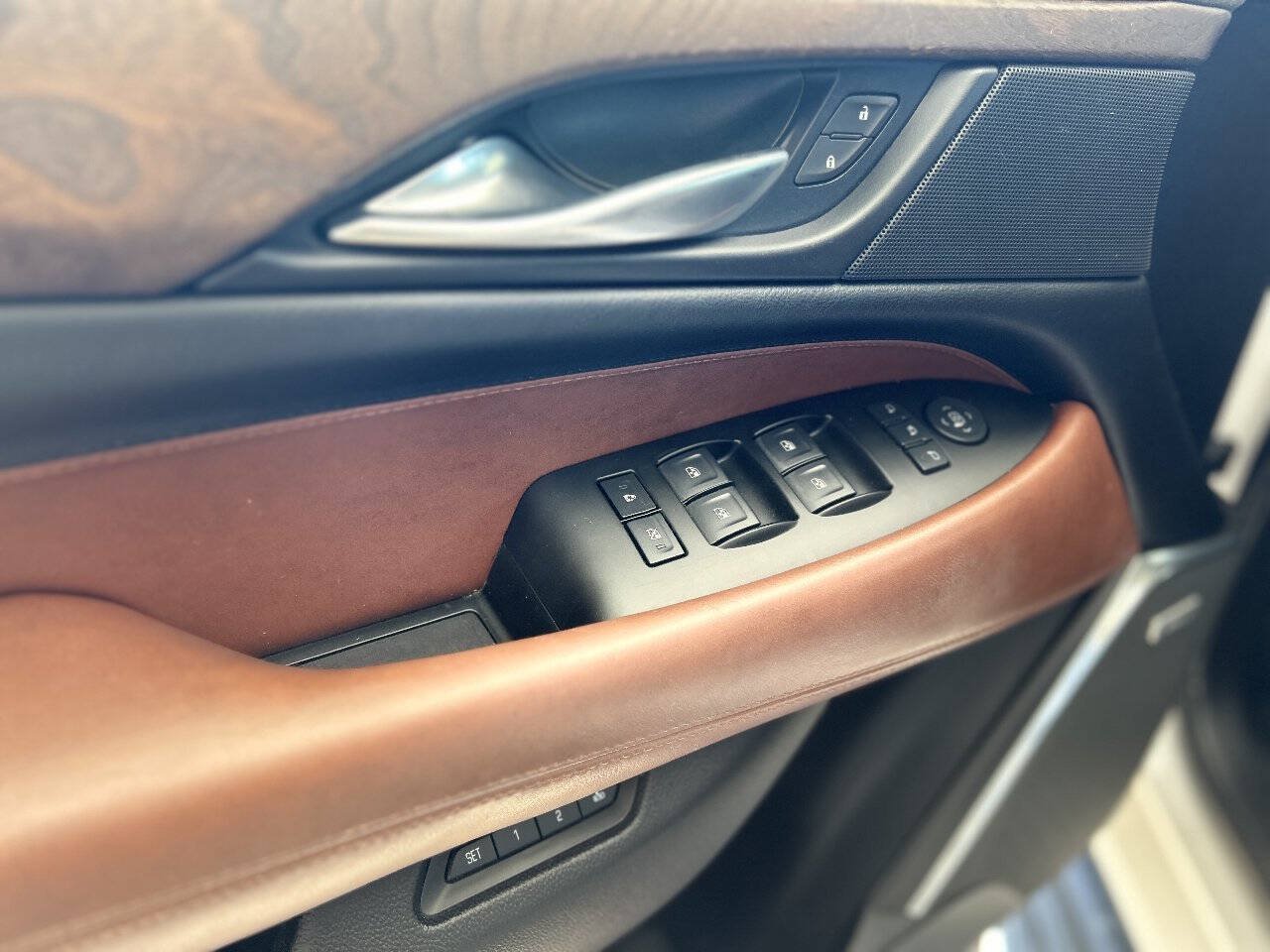 Used 2017 Cadillac Escalade ESV Luxury AWD/4WD image 36