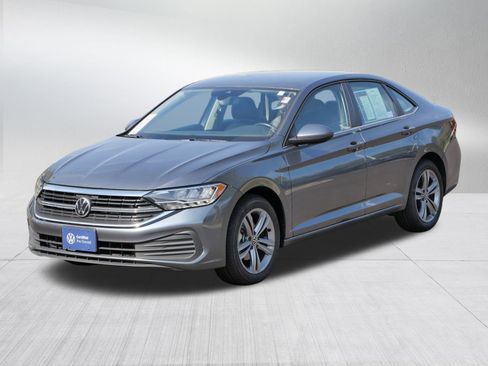 Certified 2024 Volkswagen Jetta SE image 3