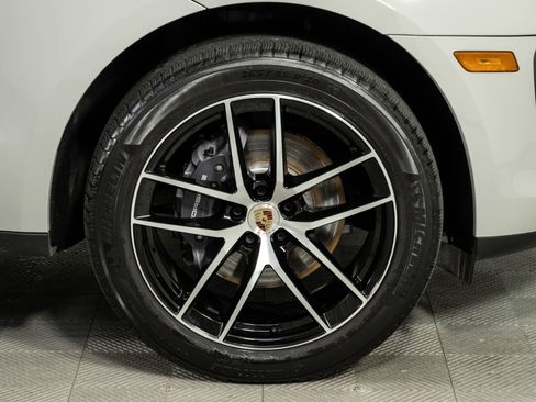 Certified 2023 Porsche Macan AWD/4WD image 38