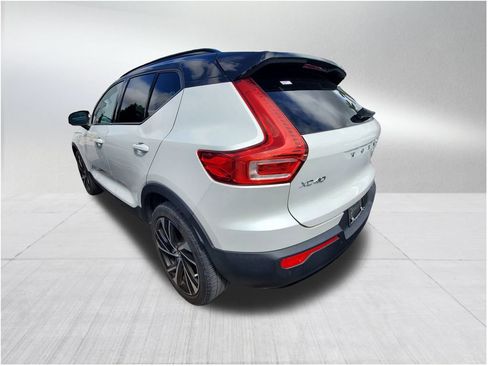 Certified 2022 Volvo XC40 T5 R-Design w/ Protection Package Premier image 3