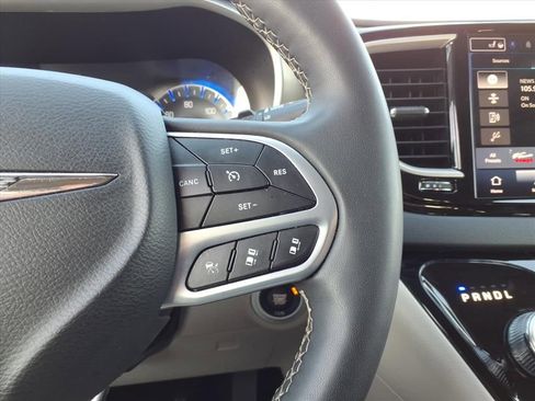Certified 2023 Chrysler Pacifica Touring-L image 20