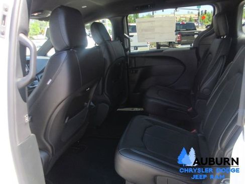 New 2026 Chrysler Pacifica Select image 22