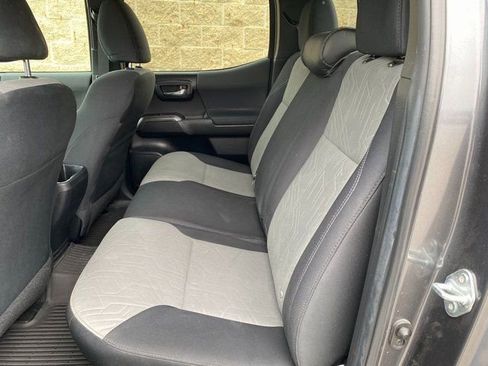 Used 2022 Toyota Tacoma TRD Sport image 12