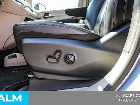 Used 2024 Chrysler Pacifica Touring-L FWD image 20