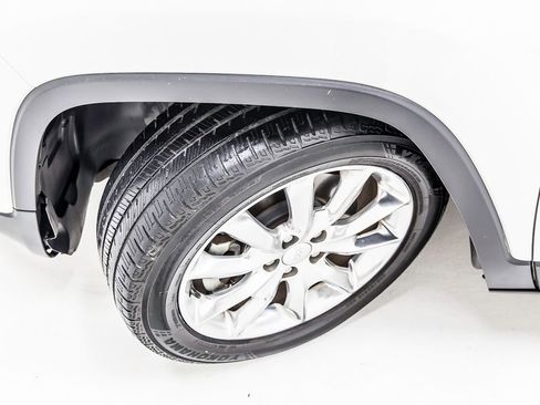 Used 2017 Jeep Cherokee Limited image 12