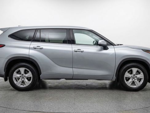 Used 2025 Toyota Highlander LE image 11