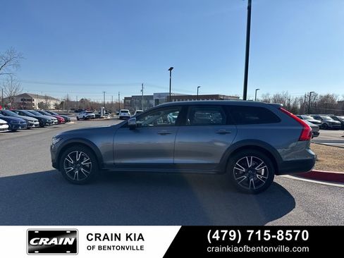 Used 2017 Volvo V90 T6 Cross Country image 4