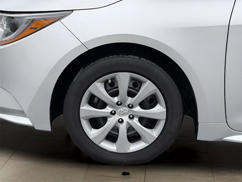 Used 2021 Toyota Corolla LE image 31