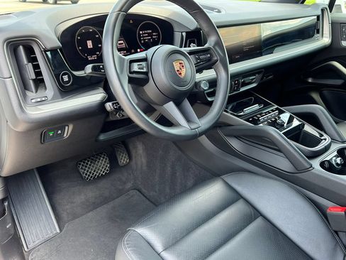 Used 2025 Porsche Cayenne AWD/4WD image 18