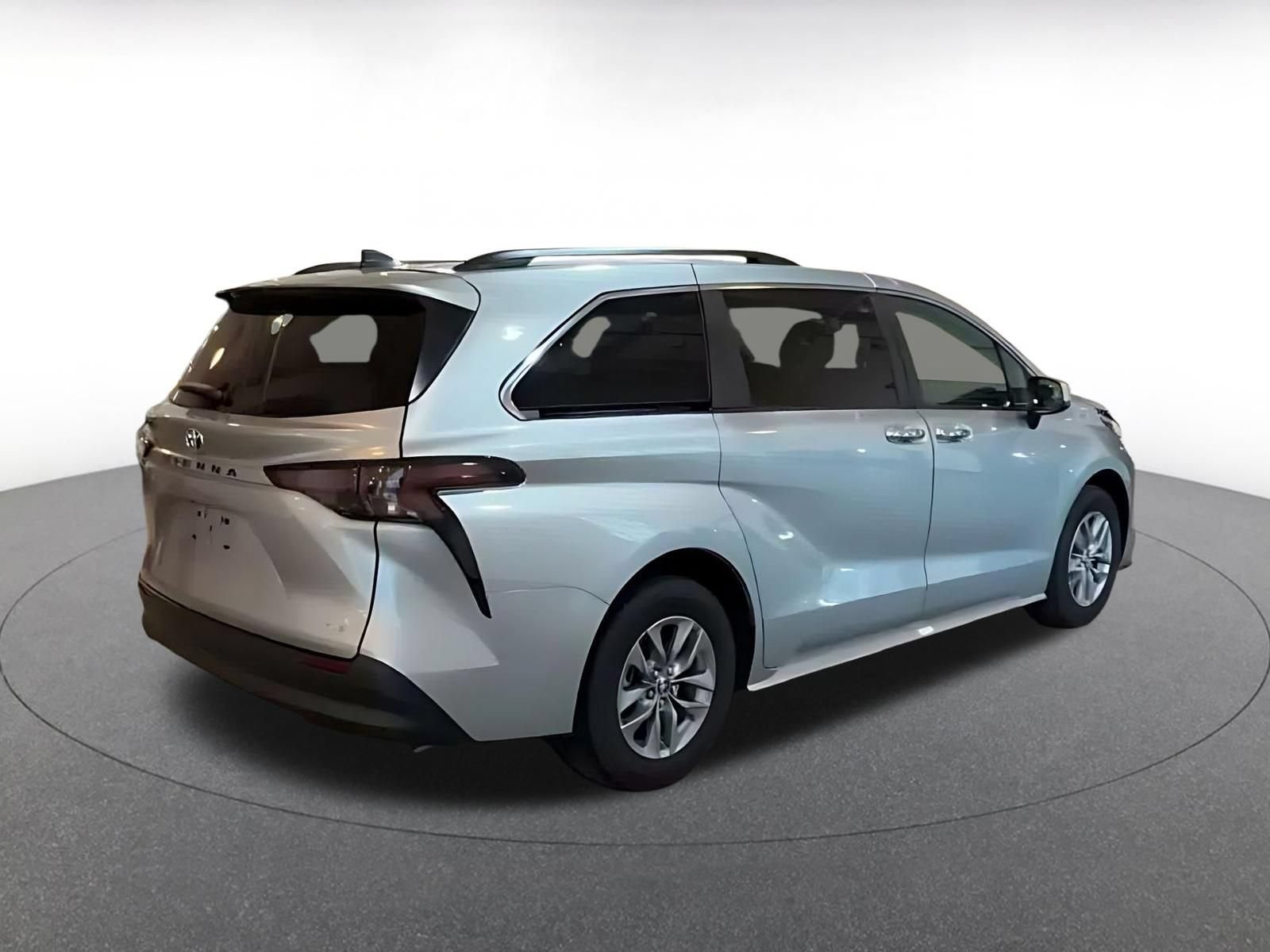 Used 2025 Toyota Sienna XLE FWD image 12