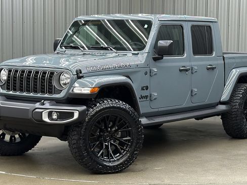Used 2025 Jeep Gladiator Sport AWD/4WD image 1